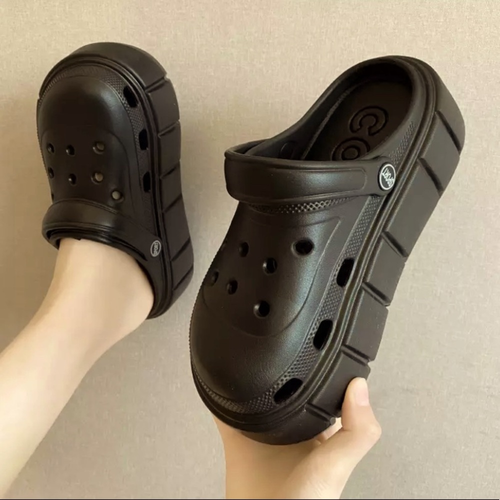 NWT PLATFORM CROC INSPIRED sandals